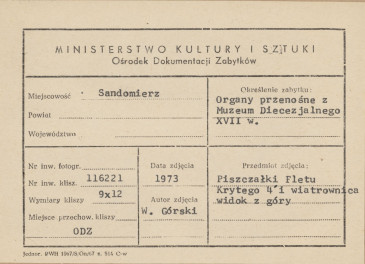 Muzeum Diecezjalne - organy przenośne, fragment wnętrza, widok na wiatrownicę i piszczałki - metryczka, skan 1