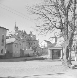 zabudowa wsi - fragment z kościołem pw. Nawiedzenia NMP oraz kaplicą - kalwaria wambierzycka, skan 1