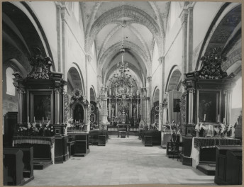 Zespół klasztorny - kościół, wnętrze , widok nawy głównej w kierunku prezbiterium, skan 1