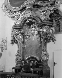 sanktuarium św. Jadwigi Śląskiej - kościół: fotel w prezbiterium, bogate zdobienia, skan 1