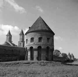 klasztor benedyktynek - mury obronne z basztą arkadową, skan 1