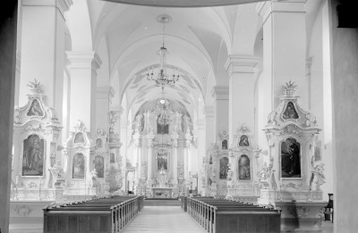kolegiata - wnętrze: nawa główna i ołtarz główny, skan 1