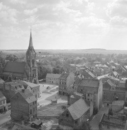 fragment zabudowy miasta z kościołem pw. Najświętszej Maryi Panny Królowej Polski - widok z wieży ratusza miejskiego, skan 1