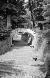 pałac Czartoryskich - park krajobrazowy - kładka nad Drogą Głęboką / Mostek Zakochanych, skan 1