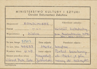  Katedra - wnętrze, widok na portal z nawy bocznej do zakrystii - metryczka, skan 1