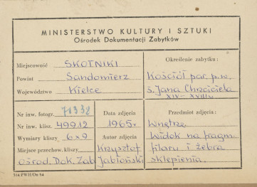 Kościół parafialny - wnętrze, widok górnej części filaru i fragment żeber sklepienia - metryczka, skan 1
