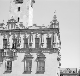 Ratusz - fragment narożnika elewacji zach. okna oraz boniowany fryz., skan 1