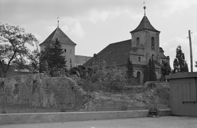 kościół ewangelicki - mury obronne, front z basztą, skan 1