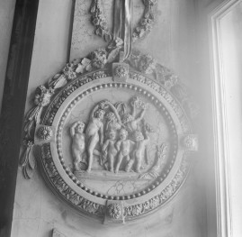 pałac - wnętrze: fragment dekoracji rotundy, skan 1