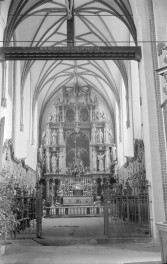 Bazylika św. Mikołaja - wnętrze: widok na ołtarz główny a powyżej fragment belki tęczy, skan 1