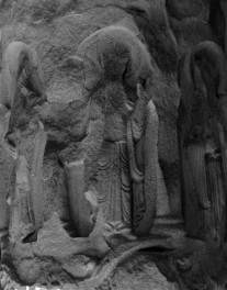 Kościół pw. Świętej Trójcy - nawa główna. Kolumna romańska. Kolumna przywar. Płaskorzeźba., skan 1