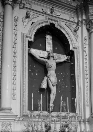 kościół Imienia Najświętszej Maryi Panny - wnętrze: ołtarz boczny i krucyfiks, skan 1