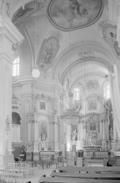 Kościół parafialny pw. NPNMP - wnętrze: ołtarz główny z widokiem na polichromie na sklepieniu, skan 1