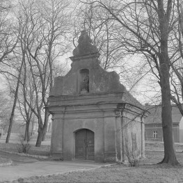 klasztor Franciszkanów - Kalwaria Pakoska - kaplica pw. św. Rocha - elewacja frontowa, skan 1