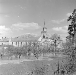 kolegiata Zwiastowania Najświętszej Maryi Panny, pałac biskupi - elewacja pólnocno-zachodnia, zalana, powódź, skan 1
