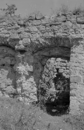 Ruiny zamku - fragment murów od strony zach. z przejściem, skan 1