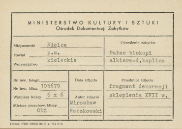 Pałac biskupów - wnętrze, alkierz - d. kaplica, fragment dekoracji sklepienia , medalion z herbem Korab - metryczka, skan 1
