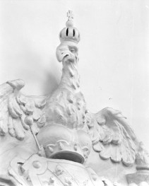 Kościół pw. NMP i św. Mikołaja - wnętrze: Epitafium Piotra Szembeka. Zwieńczenie w formie rzeźby orła w koronie., skan 1