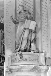 kościół, ob. parafialny pw. św. Ludwika, dawny klasztor popauliński - wnętrze: rzeźba św. Tomasza z Akwinu, skan 1