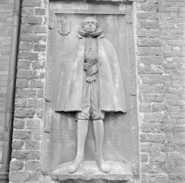 kościół św. Katarzyny Aleksandryjskiej - płyta nagrobna młodzieńca w stroju renesansowym, zmarłego w dzień Trójcy Przenajświętszej 1598 roku., skan 1
