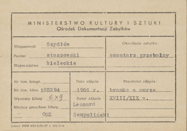 Cmentarz przy kościele św. Ducha - widok na bramkę w murze - metryczka, skan 1