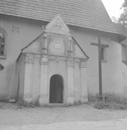 Kościół św. Józefa - elewacja frontowa kruchty z portalem. Obok krucyfiks. , skan 1