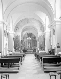 kościół poreformacki, ob. parafialny pw. św. Józefa - wnętrze: widok na prezbiterium, skan 1