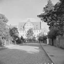 budynek szkoły podstawowej /ob. liceum/ - elewacja frontowa, skan 1