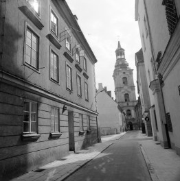 Dawne kolegium jezuickie: barokowq wieżq bramna. Elewacja kamienicy z boniowaniem., skan 1