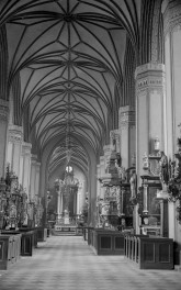 bazylika archikatedralna - wnętrze: nawa główna z widokiem na ołtarz główny, skan 1
