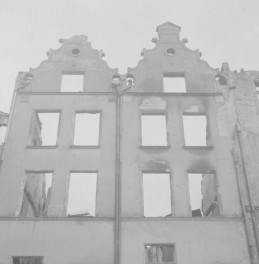zniszczona kamienica, sczyt, skan 1