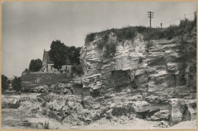 Widok na kamieniołom, w tle fragment płd. i zach. elewacji kościoła filialnego, skan 1