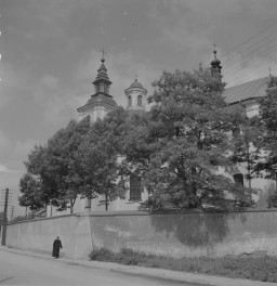Barokowy kościół parafialny pw. Świętej Trójcy - widok ogólny., skan 1