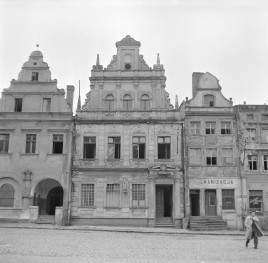 Pierzeja rynku. Kamienice o elewacji renesansowej. , skan 1