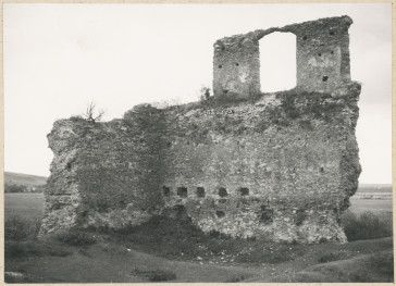 Ruiny zamku - fragment narożnika w widoku od wewnątrz 

, skan 1