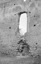 zamek - fragment elewacji: okno, skan 1