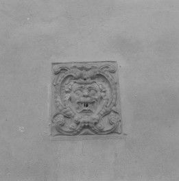 zamek Oppersdorffów - zamek dolny - elewacja /?/ - maska /płaskorzeźba/, skan 1