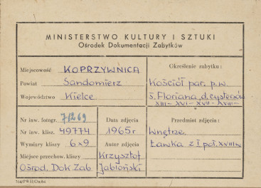 Zespół klasztorny - kościół, wnętrze, widok ławki z ornamentem snycerskim - metryczka, skan 1
