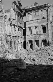 Zniszczona elewacje kamienic. Ruiny i zgliszcza., skan 1