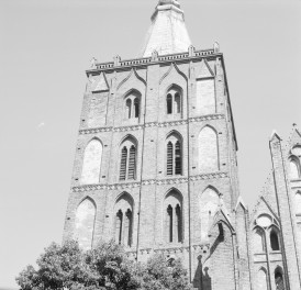 Kościół Wniebowzięcia Najświętszej Maryi Panny - wieża z blendami i dzielona gzymsem na poszczególne poziomy., skan 1