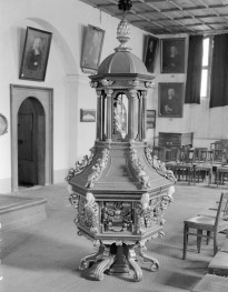 kościół Pokoju im. Trójcy Świętej - wnętrze, chrzcielnica , skan 1