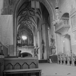 Kościół św. Anny. Wnętrze. Ściany pokryte są dekoracją malarską i ornamentalną, widoczną zwłaszcza w obramieniach arkad i na powierzchniach sklepień, co wskazuje na późniejsze, zapewne XIX-wieczne przekształcenia o charakterze neogotyckim. Wnętrze wzbogacają elementy wyposażenia o zróżnicowanej stylistyce – rzeźbione ołtarze boczne, figury świętych umieszczone na konsolach oraz dekoracyjna ambona o wyraźnie opracowanym koszu i baldachimie. W części zachodniej widoczny jest chór muzyczny z balustradą oraz prospekt organowy, stanowiący ważny akcent kompozycyjny tej partii kościoła., skan 1