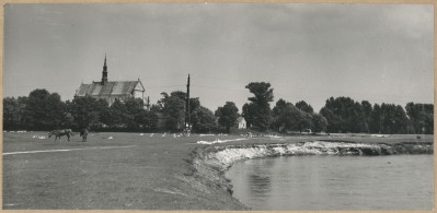 Kościół parafialny widok ogólny w krajobrazie od strony zach. , skan 1