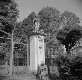 kościół klasztorny pw. św. Jana z Dukli - figura zakonnika na cokole w ogrodzeniu kościoła, skan 1