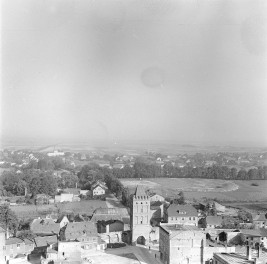 Wieża Bramy Wrocławskiej - elewacja frontowa - widok od wschodu z wieży kościelnej, skan 1