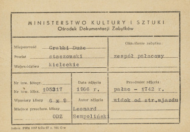 Zespół pałacowy - widok pałacu z pawilonami od strony frontowej - metryczka, skan 1