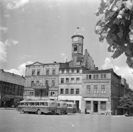 rynek - pierzeja, widok ogólny w głębi wieża ratuszowa, skan 1