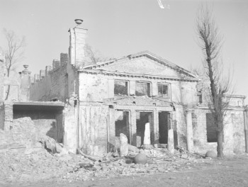 Zniszczony budynek muzeum Ziemi. Elewacja frontowa. Ruiny., skan 1