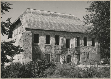 Dwór - widok ogólny ruin od strony płd.-wsch. po zadaszeniu, skan 1