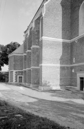 Kościół Trójcy Świętej i Narodzenia Najświętszej Maryi Panny - prezbiterium, elewacja boczna z przyporami, skan 1